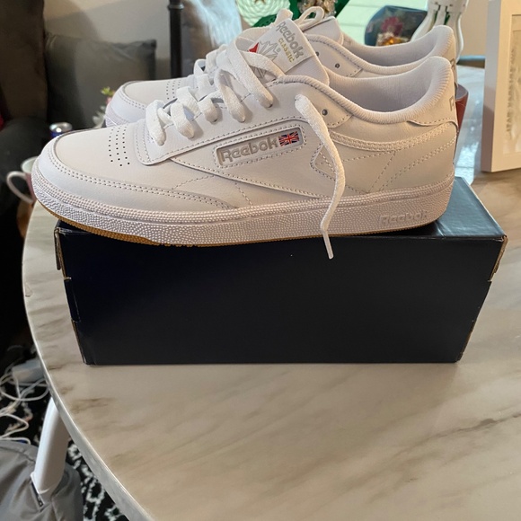 New size 8 1/2 Reebok Classics with box - Picture 3 of 6